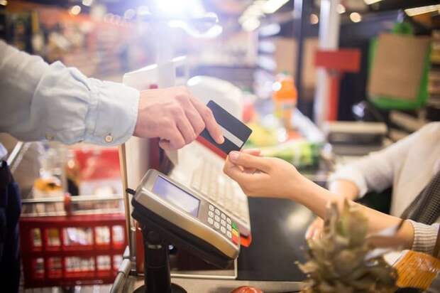 A man paying for groceries with a credit card.