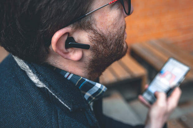 Врач Филева: на поверхности наушников-вкладышей размножаются бактерии