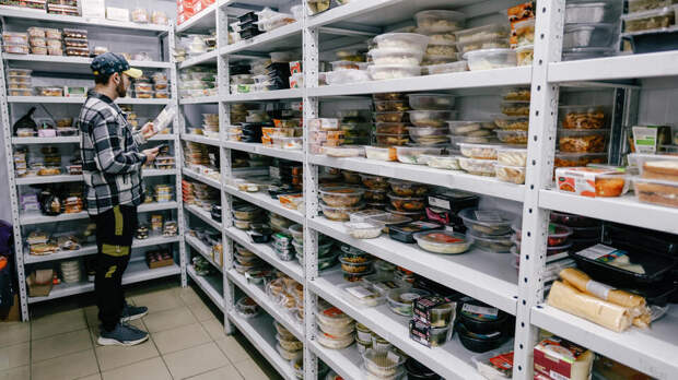 Два красноярца украли 254 кг котлет, рыбы и плова