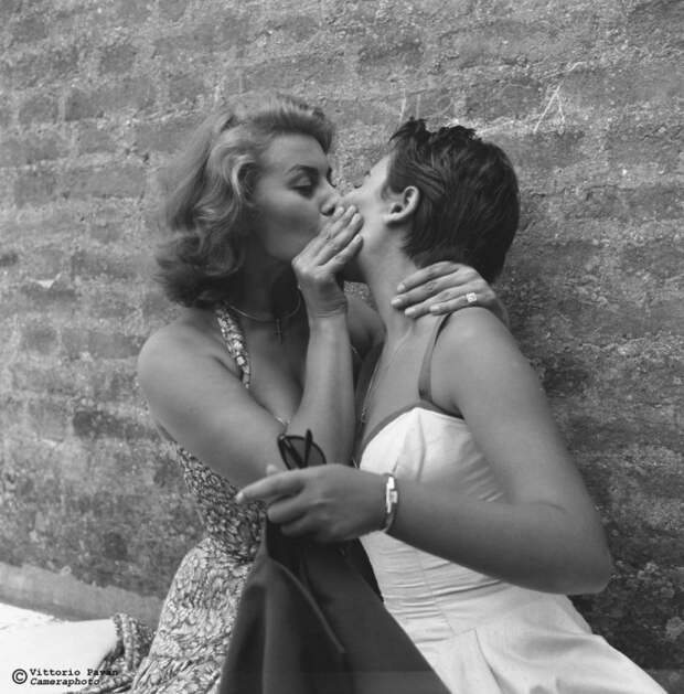 Культовая кинозвезда ХХ столетия – прекрасная итальянка Софи Лорен со своей сестрой Марией Шиколоне.