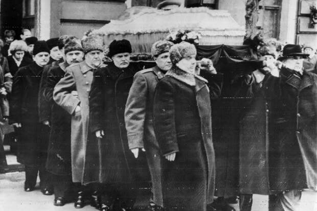 Позорное перезахоронение  тела И.В. Сталина или историческая необходимость?