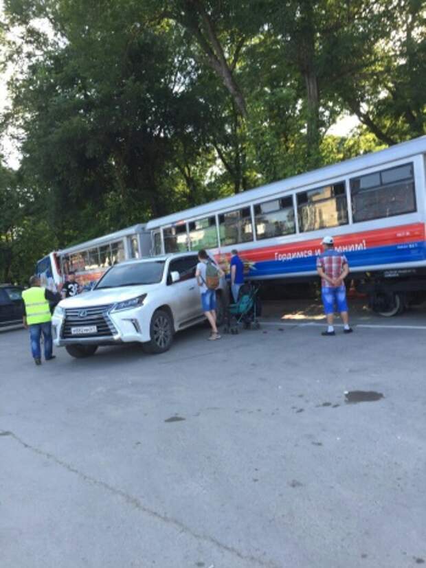В Ростове поезд детской железной дороги врезался в Lexus