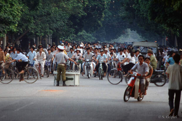 1991 Hanoi Rush-Hour.jpg