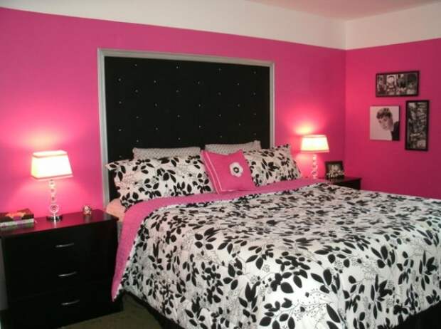 Ярко-розовые стены этой спальни сбалансированы черным и белым цветом.