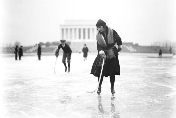 В Вашингтоне, округ Колумбия, люди катаются на коньках