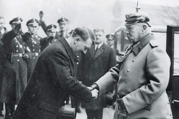 Гинденбург пожимает руку Гитлеру