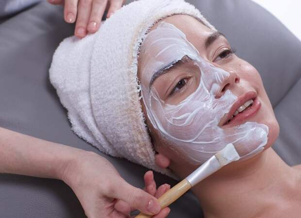 Почти год назад на Большой Дмитровке открылся первый в Москве Faceology – международный сетевой проект, сконцентрировавший внимание на здоровом питании кожи, безинвазивных процедурах и поддержании мышц лица в тонусе. Славится этот проект, в том числе, тем, что ни одна процедура здесь не начинается без определения вашего типа кожи. В чем «изюминка» классификации Faceology, рассказывает врач-косметолог Наталья Белоглазова.