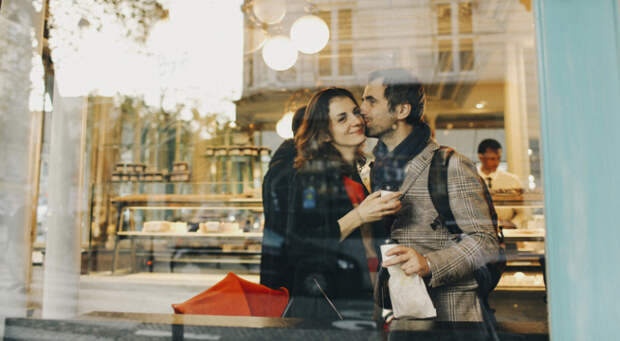 Свидания в Париже: записки в кафе, красная помада и радость жизни