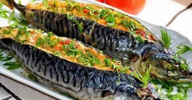 Очень вкусная и ароматная скумбрия с начинкой под сырной корочкой