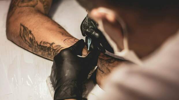 Татуировщикам без медобразования хотят запретить работать в России