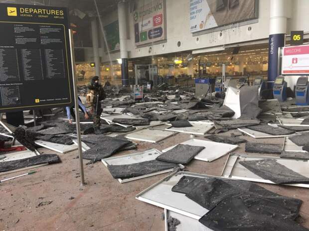 Теракты в Брюсселе: мощные взрывы прогремели в аэропорту и метро Теракты в Брюсселе: мощные взрывы прогремели в аэропорту и метро аэропорт, брюссель, взрыв, метро, теракт