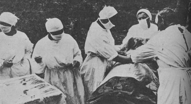 Советские военные врачи оперируют раненого в полевом госпитале