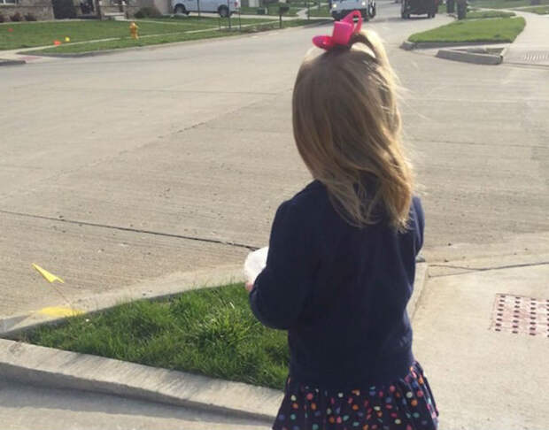 Мечта 3-летней девочки сбылась — на свой день рождения она познакомилась с мусорщиком