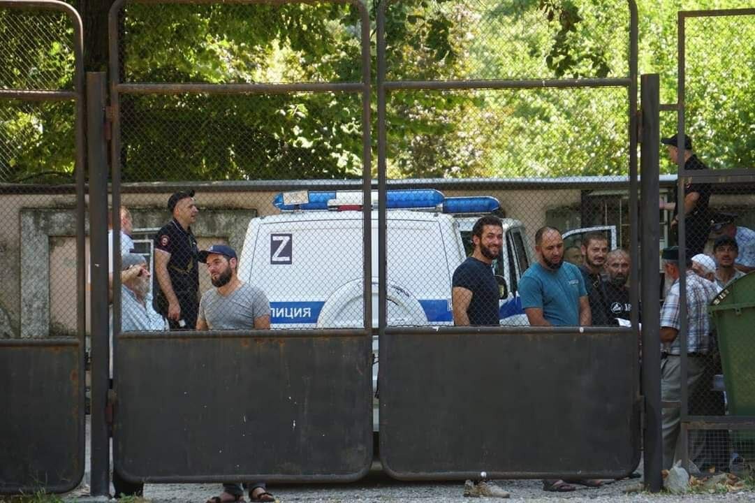 В Крыму накануне задержали 20 человек и раздали им повестки в военкомат. Речь идёт о группе поддержки, которая собралась возле райсуда в Симферополе.-4
