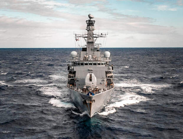 HMS Northumberland стал девятым фрегатом "Тип-23" и вошел в состав Королевского флота в 1994 году. Три года назад корабль прошел модернизацию и стал одним из самых совершенных противолодочных кораблей Royal Navy. Фото твиттер Royal Navy
