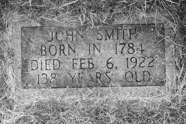 Погребальная табличка Джона Смита. | Фото: rarehistoricalphotos.com.