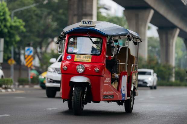 Двое туристов устроили секс-шоу в тук-туке и попали в черный список Таиланда