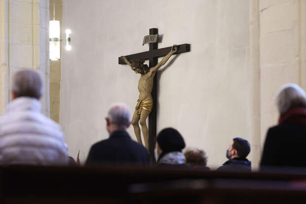 Политолог Ухов: нужно посмотреть на социальную роль католической церкви в России