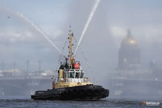 Парад «Метеоров» и вальс буксиров в Петербурге. Посмотрите, как это было