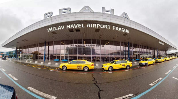 В аэропорту Праги отказались от объявления отправляющихся на Украину рейсов на русском языке –...