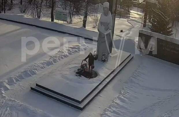 В Свердловской области задержали женщину, потушившую Вечный огонь венком