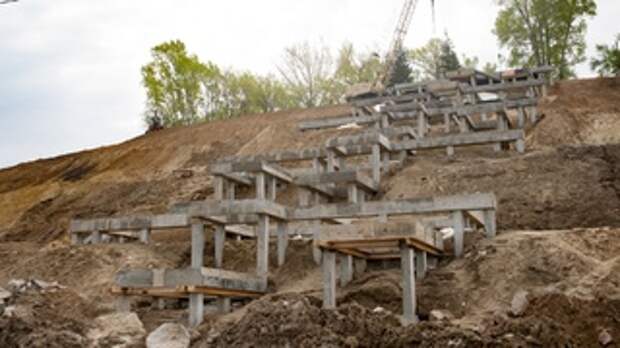 Строительство лестницы в Нагорный парк, 2016 год / Фото: amic.ru