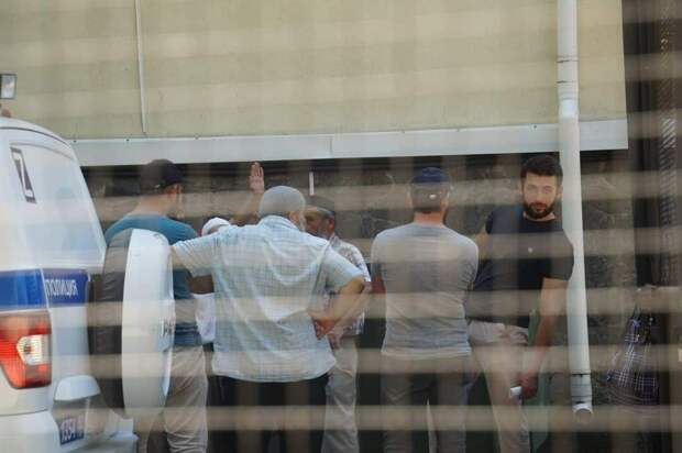 В Крыму накануне задержали 20 человек и раздали им повестки в военкомат. Речь идёт о группе поддержки, которая собралась возле райсуда в Симферополе.-5