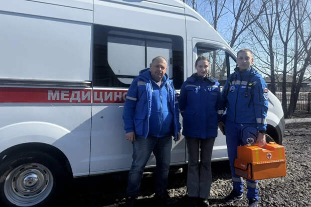 Воды по колено: медики вывезли женщину на садовой тележке под Новосибирском