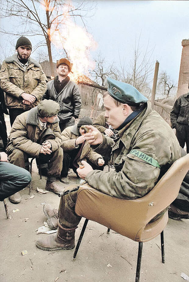 На стороне боевиков в Чечне активно воевали украинские националисты. Это фото сделано в 1995 году  в Грозном. Убивают людей  они и сейчас - в Донбассе.   И это, похоже, единственная параллель между войнами  на востоке Украины  и на Северном Кавказе.