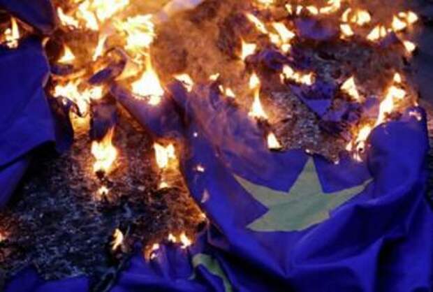 Вот это поворот! В Киеве националисты призывают массово сжигать флаги Евросоюза