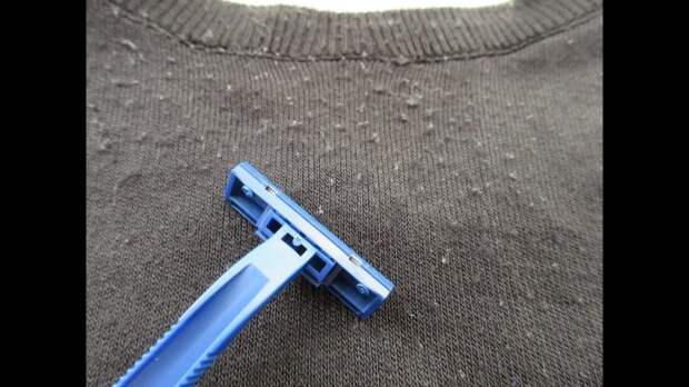 Старой бритвой можно быстро привести одежду в порядок. /Фото: i.ytimg.com