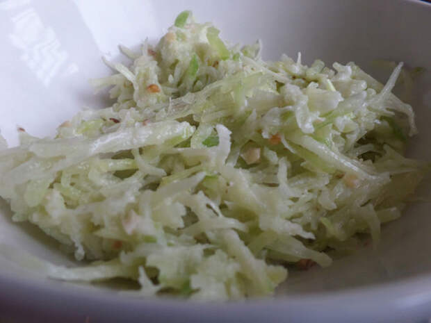 Рецепт на выходные: Салат из зелёной редьки с орехами