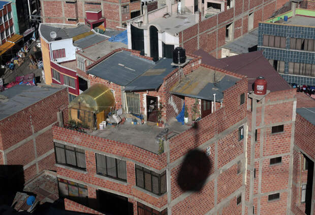 С «городской маршрутки», которой по сути и является эта канатная дорога, можно обозревать крыши и быт боливийцев