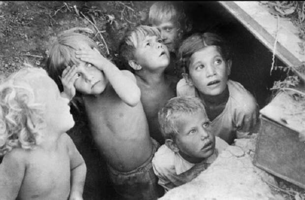 Дети прячутся от бомбёжки и смотрят с надежной в небо. Велика Отечественная война, вов, война