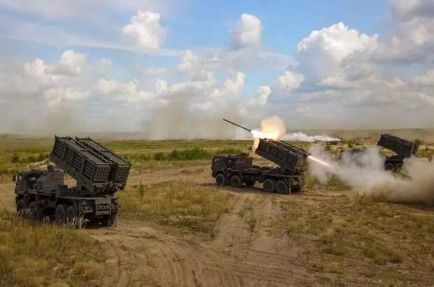 Сейчас много и часто упоминают американскую систему залпового огня M142 HIMARS. Очень часто её восхищаются, дескать, ракеты летят на огромное расстояние и при этом могут попасть в форточку.-6