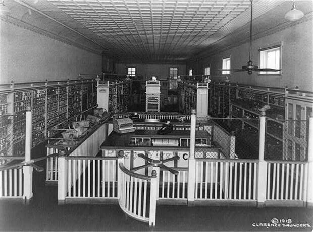 Вот так выглядел первый продуктовый магазин самообслуживания, который был открыт в 1916 году. Мемфис, штат Теннеси, 1918 год.