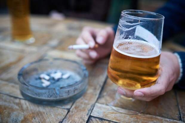 Ученые выяснили, почему после алкоголя хочется закурить