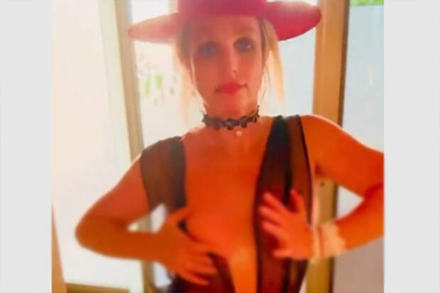 44-летняя Бритни Спирс станцевала перед камерой с обнаженной грудью