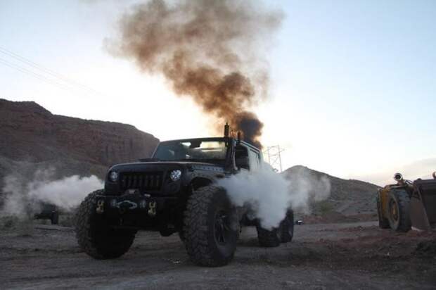 Фото: По стопам "Безумного Макса": из Jeep Wrangler сделали локомотив для бездорожья