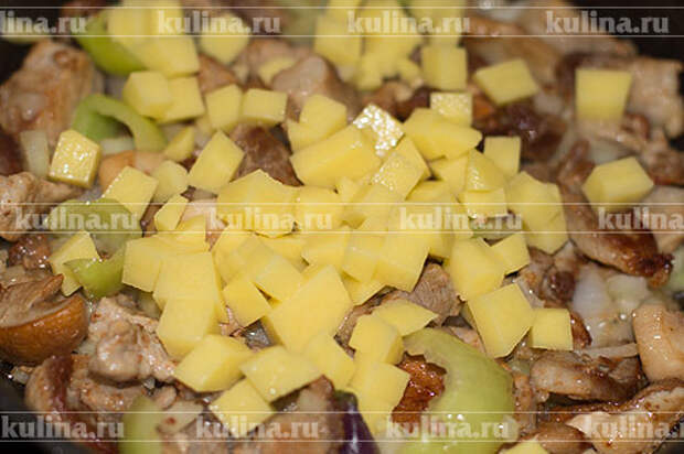 Мясо в хлебе Добавить нарезанный кубиками очищенный картофель.