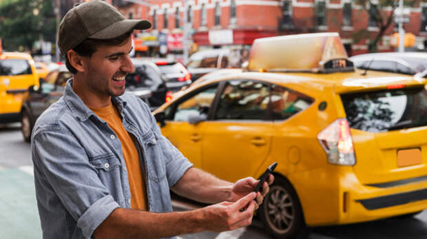 "Давай быстренько": мигрант заблокировал салон такси с пассажиркой и начал раздеваться