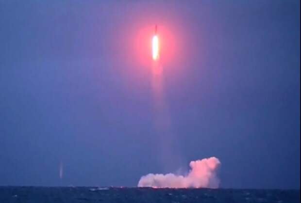 Подводный старт "Синевы" из одного из морей Северного Ледовитого океана. Фото МО РФ
