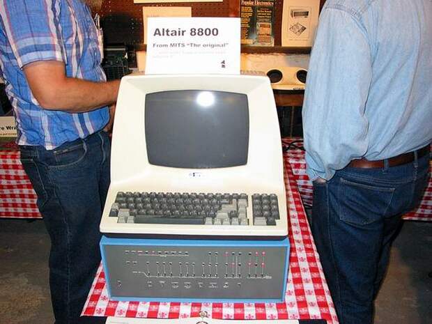 Состоятельные люди могли себе позволить комплект Альтаира-8800 с клавиатурой и экраном 