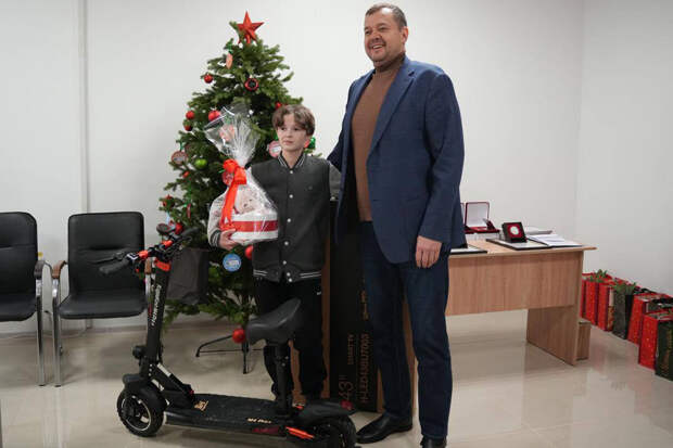 Балицкий передал 12-летнему Ивану из Мелитополя подарок от президента РФ