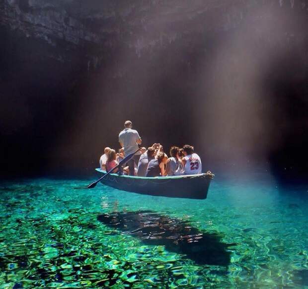 Чистейшая вода озера Мелиссани, Греция. животные, интересное, удивительное, факты
