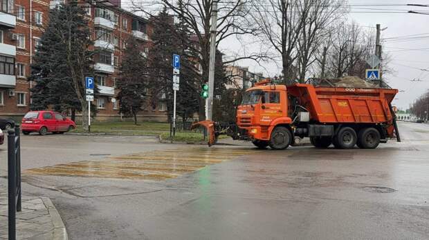 В Майкопе проводят обработку дорог противогололедными материалами
