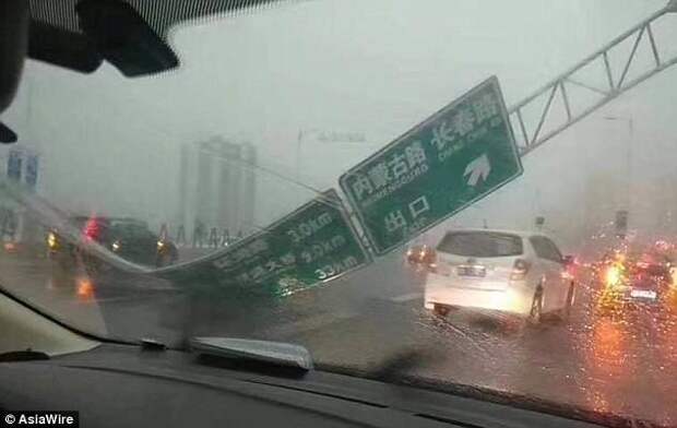 Сильные ветры, которые сопровождались градом, привели к повсеместным разрушениям по всему городу ynews, инцидент, китай, новости, погода, тайфун, фото, шторм