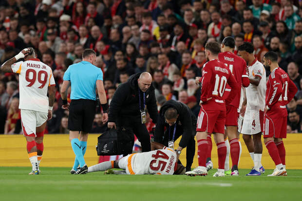 У форварда "Галатасарая" Осимхена выявлен перелом руки после игры Лиги чемпионов