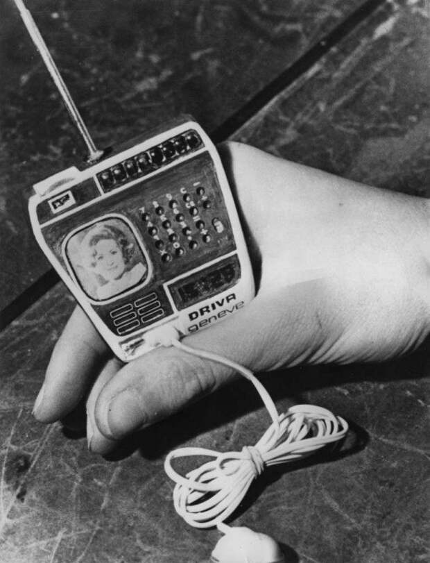 Часы компании Driva Geneve из Швейцарии, с телевизором, радио и калькулятором. Аккумулятор приходилось носить в кармане. 1976 год. история, люди, мир, фото