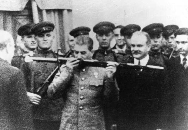 Черчилль вручает Сталину меч Сталинграда 